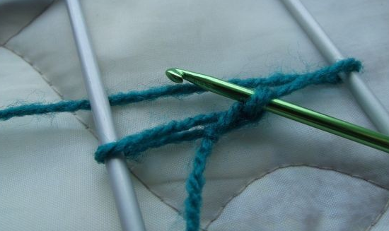 Stricken auf der Gabel von Schals und anderen Produkten: Schemata und Beschreibungen, Meisterklasse für Anfänger 19