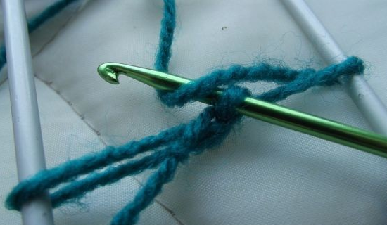 Stricken auf der Gabel von Schals und anderen Produkten: Schemata und Beschreibungen, Meisterklasse für Anfänger 20