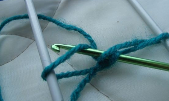 Stricken auf der Gabel von Schals und anderen Produkten: Schemata und Beschreibungen, Meisterklasse für Anfänger 21