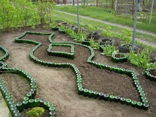 Blumen machen es selbst von progressiven Mitteln: Reifen, Steine, Plastikflaschen 01