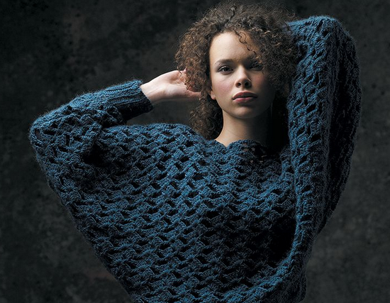 Gestrickte weibliche Pullover Stricknadeln: Schemata mit einer Beschreibung der Modelle großer Paarung und mit Zöpfen 07