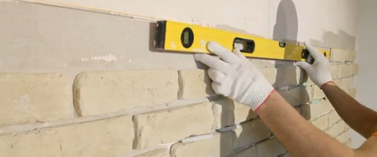 Nachahmung einer Backsteinmauer im Inneren mit den eigenen Händen: Mauerwerk aus Gips und anderen Materialien 07