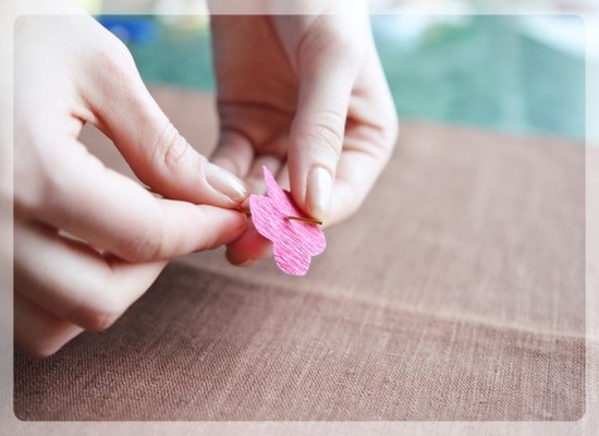 Rosen aus Wellpapier mit eigenen Händen: Meisterklasse zum Erstellen von individuellen Blumen und Blumensträußen 05