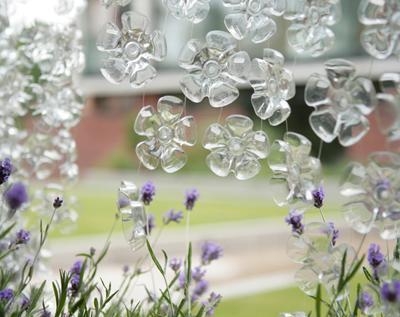 Blumen aus Plastikflaschen tun es selbst 02