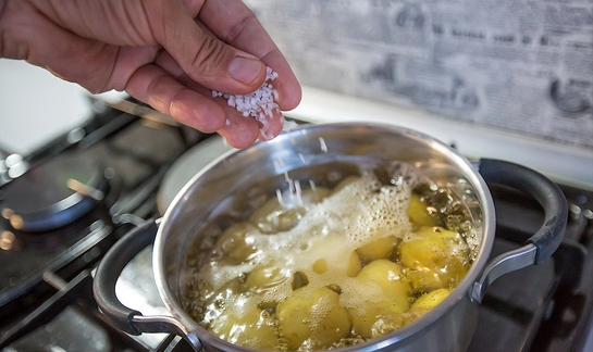 So kochen Sie Kartoffeln in einem Topf ohne Peel und in Uniform? 02