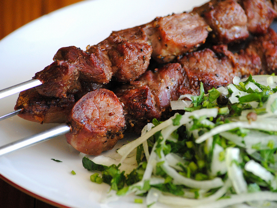 Wie man Kebabs im Ofen von Schweinefleisch und Hähnchen an den Spiegeln und in der Bank kocht? 12