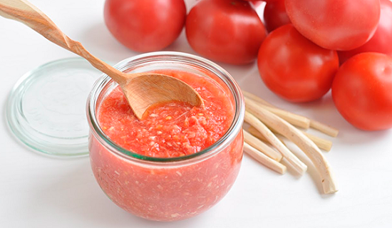 Khrenovina mit Tomaten und Knoblauch: Rezepte für die Herstellung von Sauce-Sauce 02