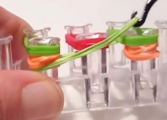 So weben Sie die Eulenschlüsselkette von Gummi auf der Maschine, an einer Gabel, an einem Haken, auf einem Slingshot? 05