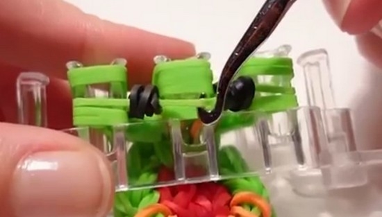 So weben Sie die Eulenschlüsselkette von Gummi auf der Maschine, an einer Gabel, an einem Haken, auf einem Slingshot? 07