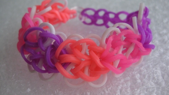 So machen Sie ein Armband aus Gummi: Dekoration «Rosa-Mischung» 01