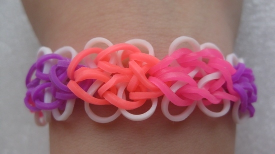 So machen Sie ein Armband aus Gummi: Dekoration «Rosa-Mischung» 02