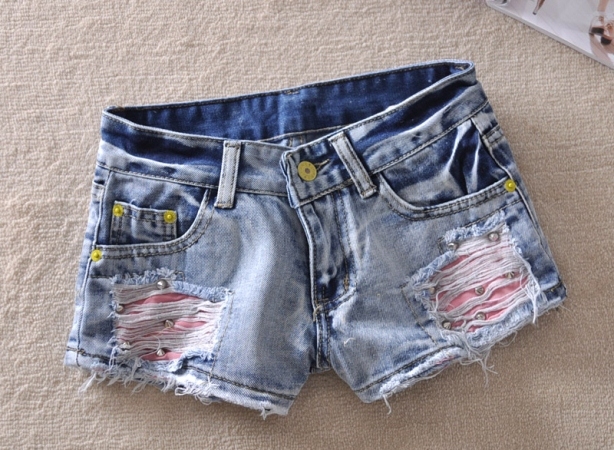 Wie man zerrissene Shorts macht? Torn Shorts: Foto- und Finishing-Ideen 03