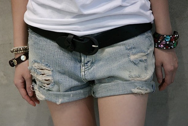 Wie man zerrissene Shorts macht? Torn Shorts: Foto- und Finishing-Ideen 04