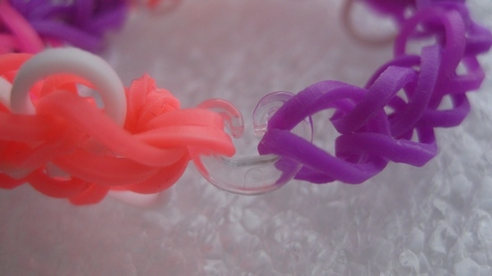 So machen Sie ein Armband aus Gummi: Dekoration «Rosa-Mischung» 12