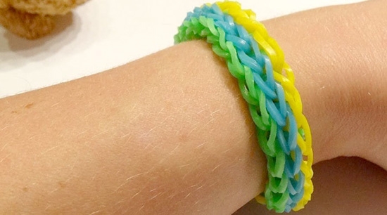 Wie man das Armband aus dem Gummiband ohne Maschine aussieht? Einfache, aber schöne Armbänder aus Gummi auf den Fingern 04