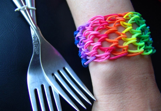 Wie man das Armband aus dem Gummiband ohne Maschine aussieht? Einfache, aber schöne Armbänder aus Gummi auf den Fingern 12