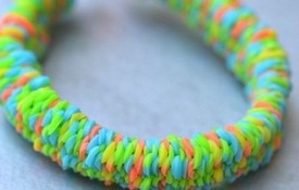 Wie man das Armband aus dem Gummiband ohne Maschine aussieht? Einfache, aber schöne Armbänder aus Gummi auf den Fingern 20