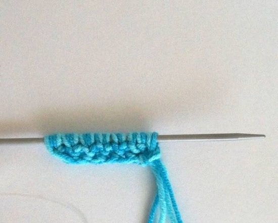 So binden Sie eine Kappe mit Stricknadeln für das Mädchen: Neue Modelle mit Schemata und Beschreibungen 04