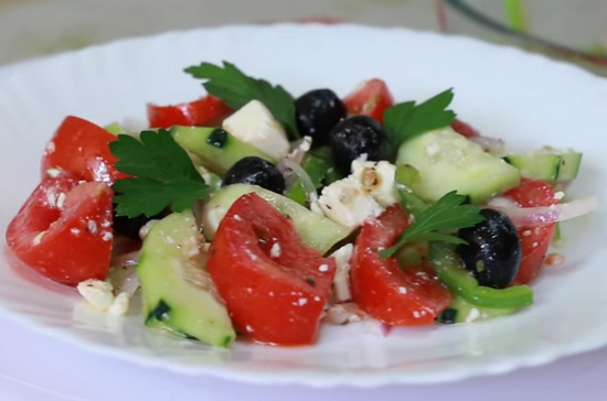 Griechischer Salat mit Feta-Käse: Rezept, Kalorien. Was kann durch FETU ersetzt werden?? 01