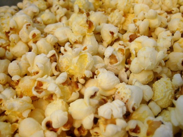 Popcorn: Kalorien-Delikatesse. Wie der Kaloriengehalt von gesalzenem, süßem Karamell-Popcorn unterscheidet sich? 02