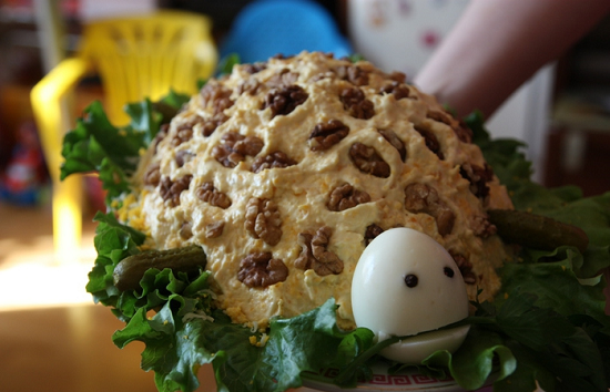 Salat «Schildkröte» mit Hühnchen und Apfel, Walnüssen, Pflaumen und anderen Zutaten 11