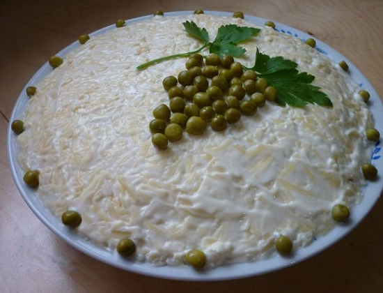 Salat von Dosen Buckel: Rezepte exquisiter Snacks für einen festlichen Tisch 02