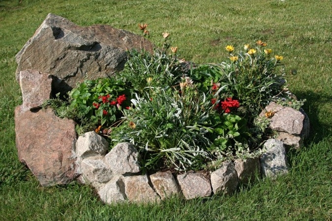 Blumen von Steinen mit ihren eigenen Händen. Wie man Blumenbeete in verschiedenen Stilen herstellt? 07