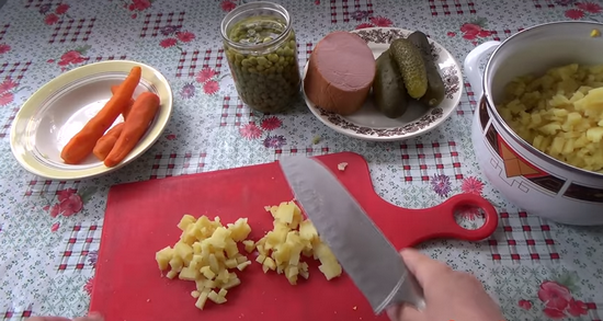 Olivier: Salat auf dem klassischen französischen Rezept, klassisches Rezept mit Fleisch, mit Hühnchen mit Wurst 06