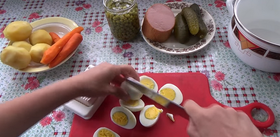 Olivier: Salat auf dem klassischen französischen Rezept, klassisches Rezept mit Fleisch, mit Hühnchen mit Wurst 07