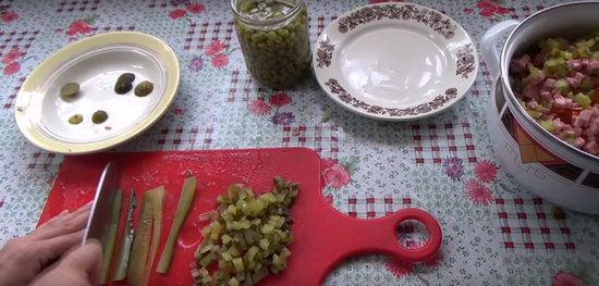 Olivier: Salat auf dem klassischen französischen Rezept, klassisches Rezept mit Fleisch, mit Hühnchen mit Wurst 08