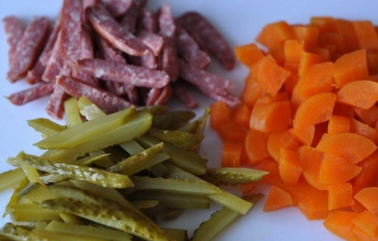 Salat mit geräucherter Wurst: Kochen von Rezepten mit Mais, Cracker und Gemüse 15