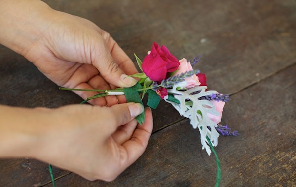 Kranz der Blumen auf dem Kopf. Wie man einen Kranz auf den Leiter der lebenden und künstlichen Farben macht 07