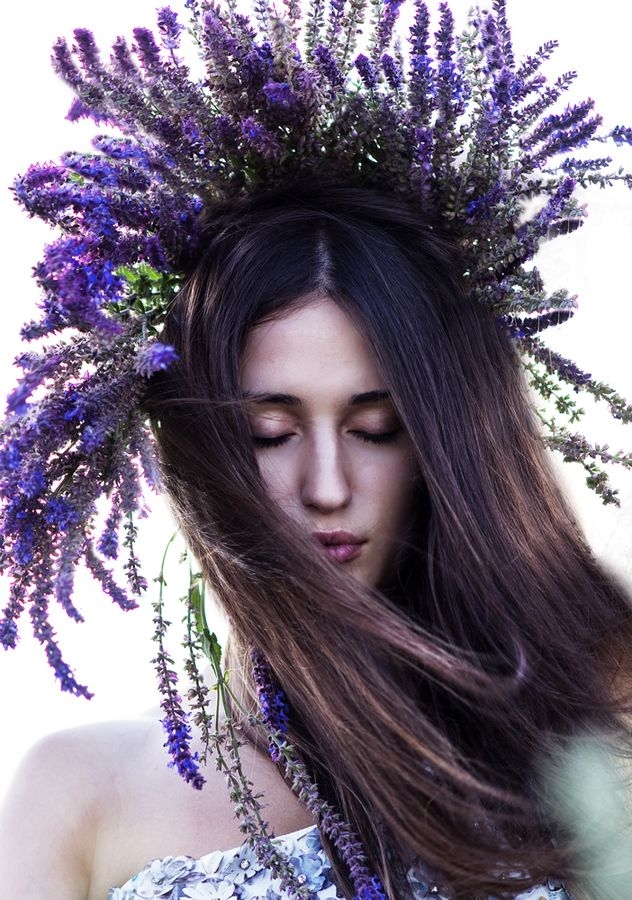 Kranz der Blumen auf dem Kopf. Wie man einen Kranz auf den Leiter der lebenden und künstlichen Farben macht 08