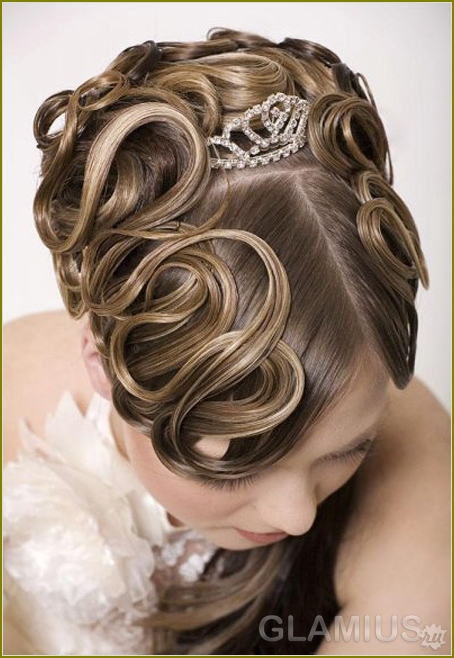 Hochzeitsfrisuren mit dem Diadem 05